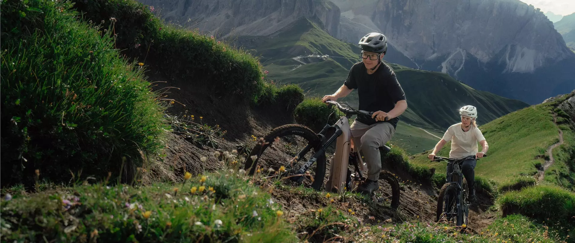 Dva jezdci na elektrokolech Specialized si užívají horský trail